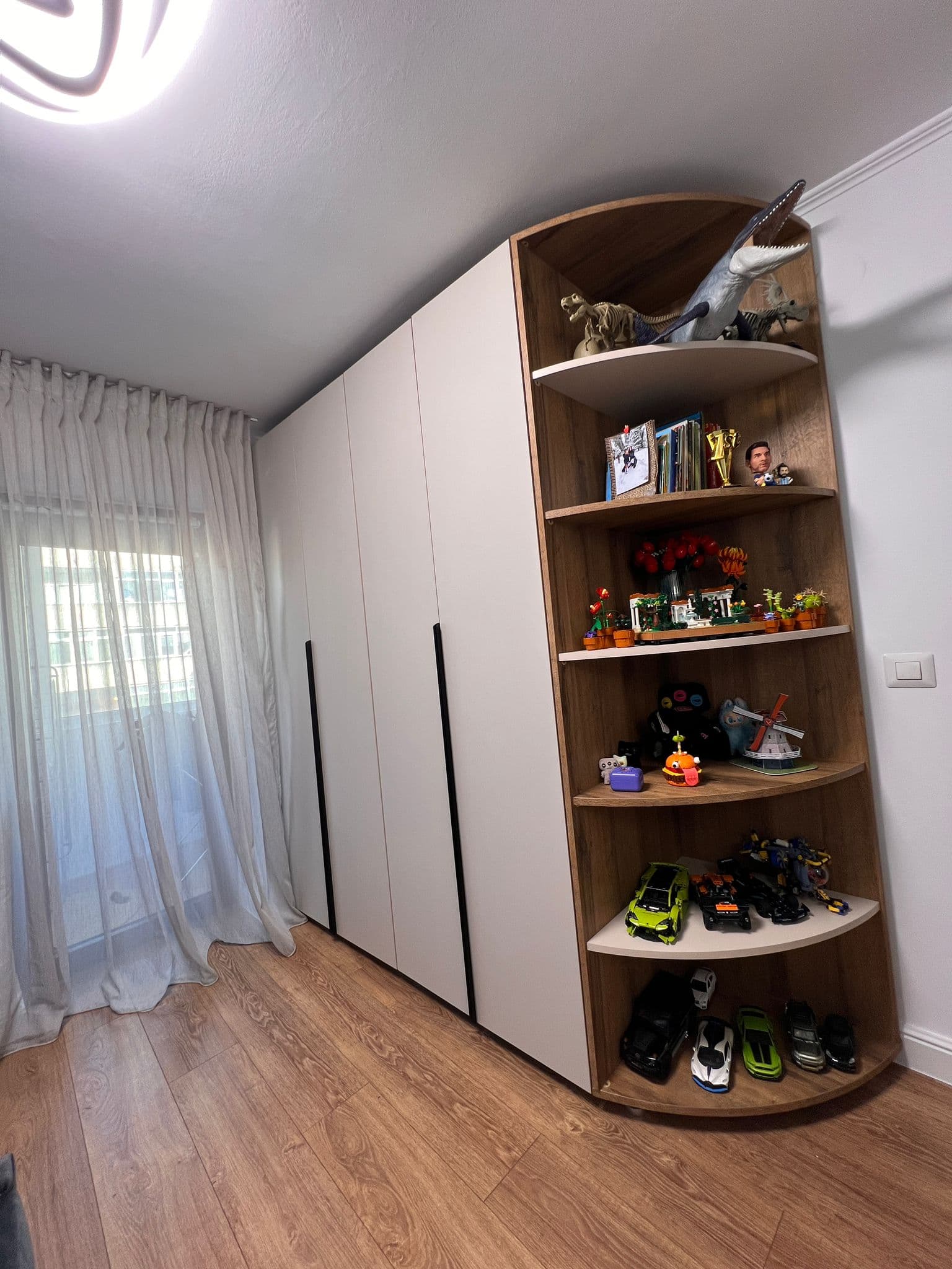 Detaliu de mobilier curbat realizat pentru limita exactă a camerei.