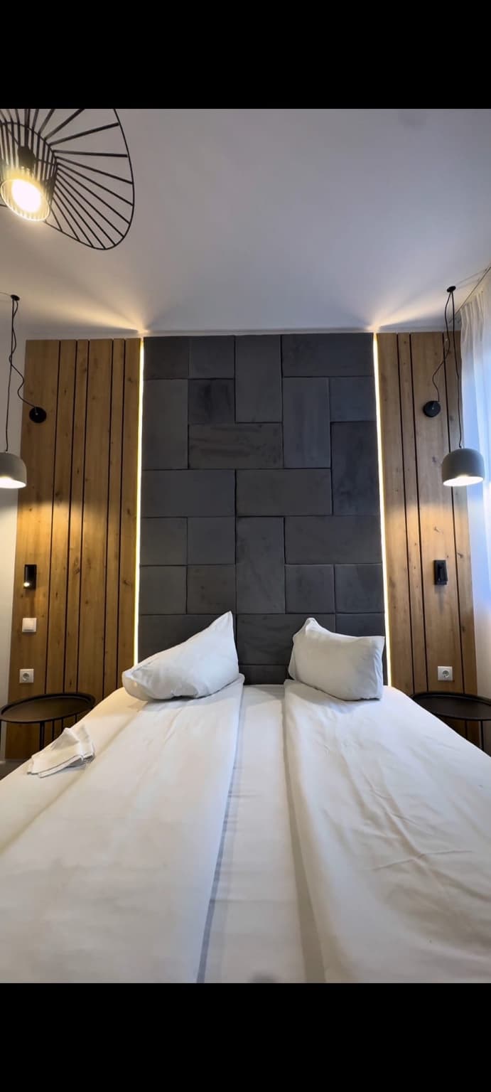 Riflaje decorative integrate într-un dormitor.