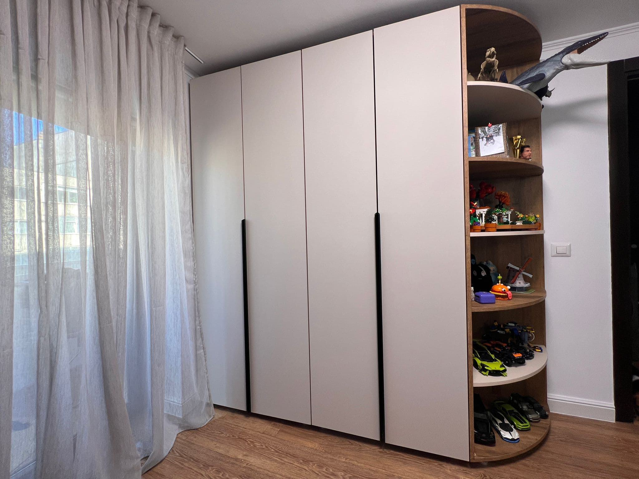 Dulap închis construit pe lungimea peretelui.