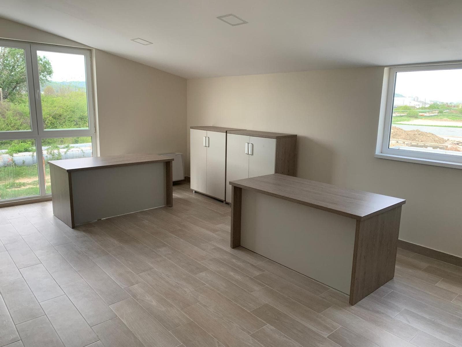 Corpuri de mobilier modulare instalate într-un spațiu luminos.